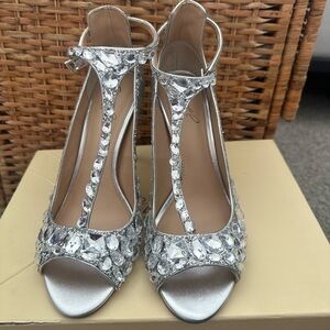 Jewel Badgley Mischka Silver Crystal Heels #Bride #Jewerly #Party #Crystal